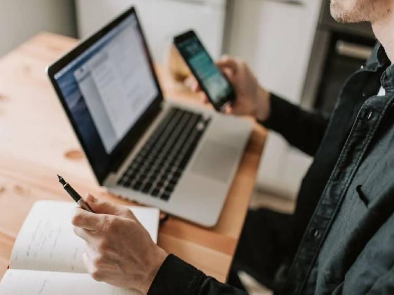 Como tocar um escritório solo sem deixar o WhatsApp comandar sua rotina
